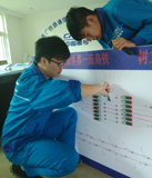 技术人员正在项目部驻地预制模拟盘