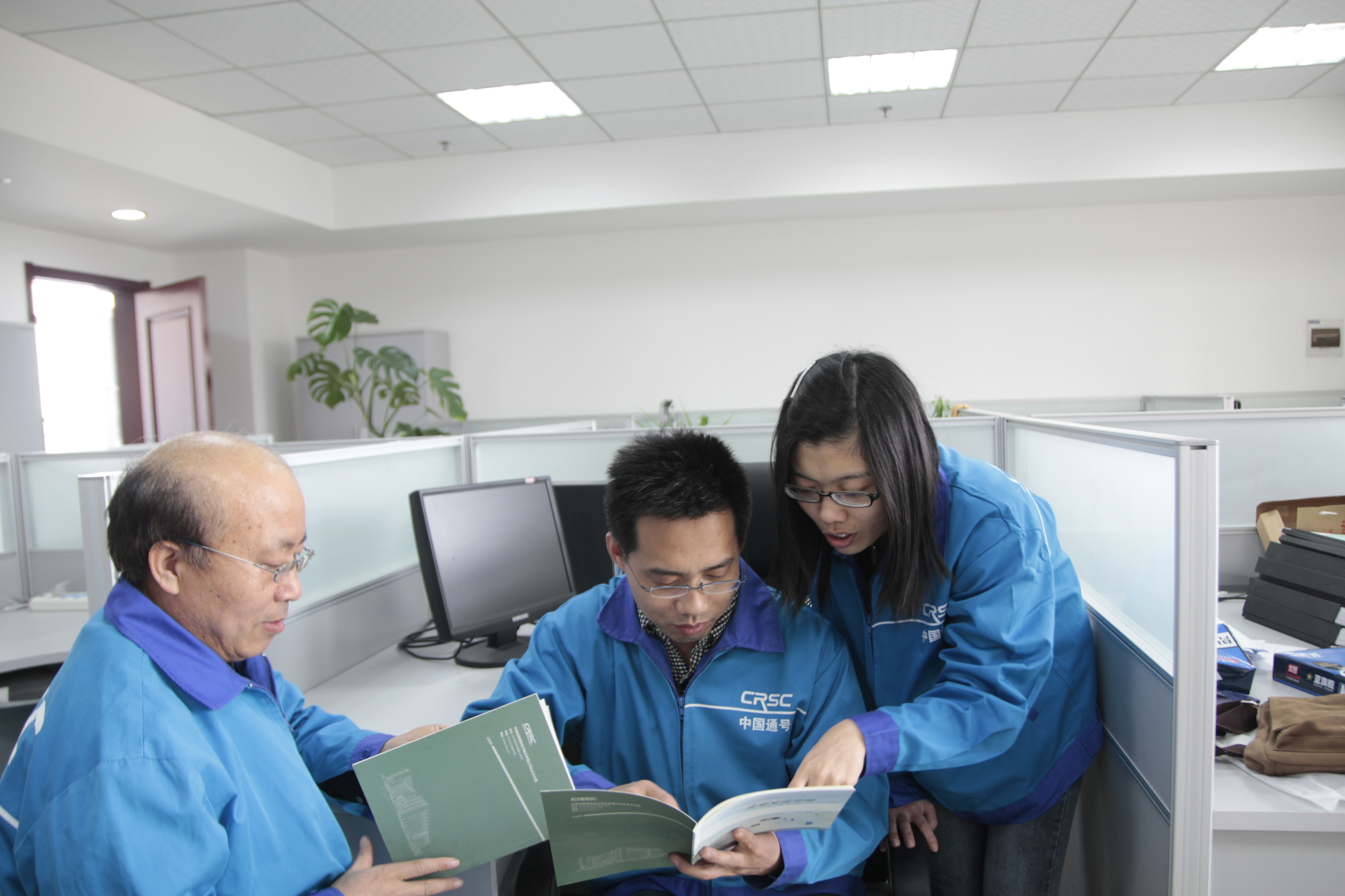 职工正在学习《企业文化手册》