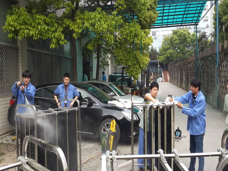 迎五一劳动节　装联、产品一部团员青年清洗流转车