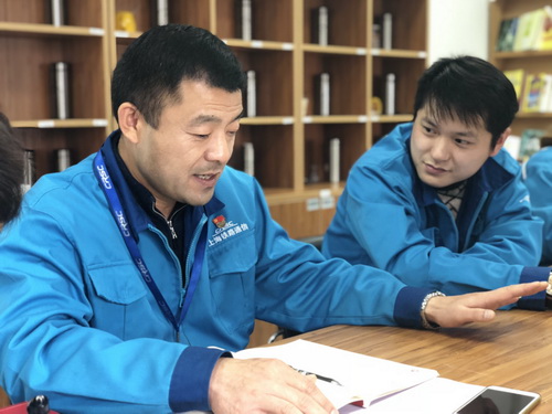 副总经理申龙与生产一支部党员谈心谈话
