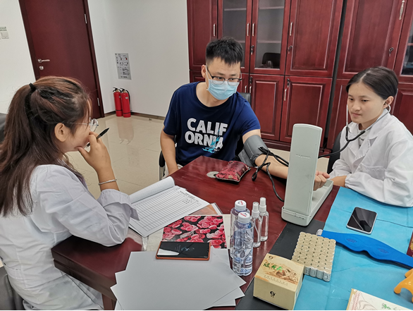 我为群众办实事 义诊服务暖人心——通信信息集团智慧城市公司党支部开展“职工义诊”活动
