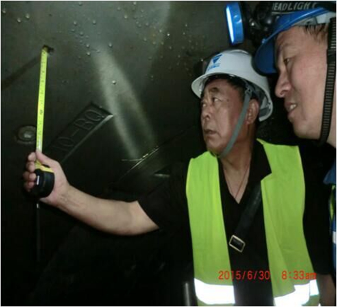 我公司承担的成都地铁3号线一期工程2016年4月16日正式开始空载试运行。该工程全长20.35km，全部为地下线，共设车站17座。我公司承担了全线变电、接触网、环网、杂散电流以及2座110KV主变电所的土建、电气安装工程的监理任务。图为监理人员在进行汇流排安装检查。