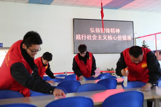 津信团委组织“学雷锋”志愿服务活动