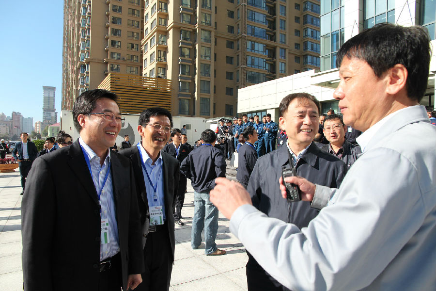 图为董事长陈红、副总经理张德生与哈尔滨市副市长魏伟、哈尔滨地铁集团有限公司总经理马柏成亲切交流1.jpg