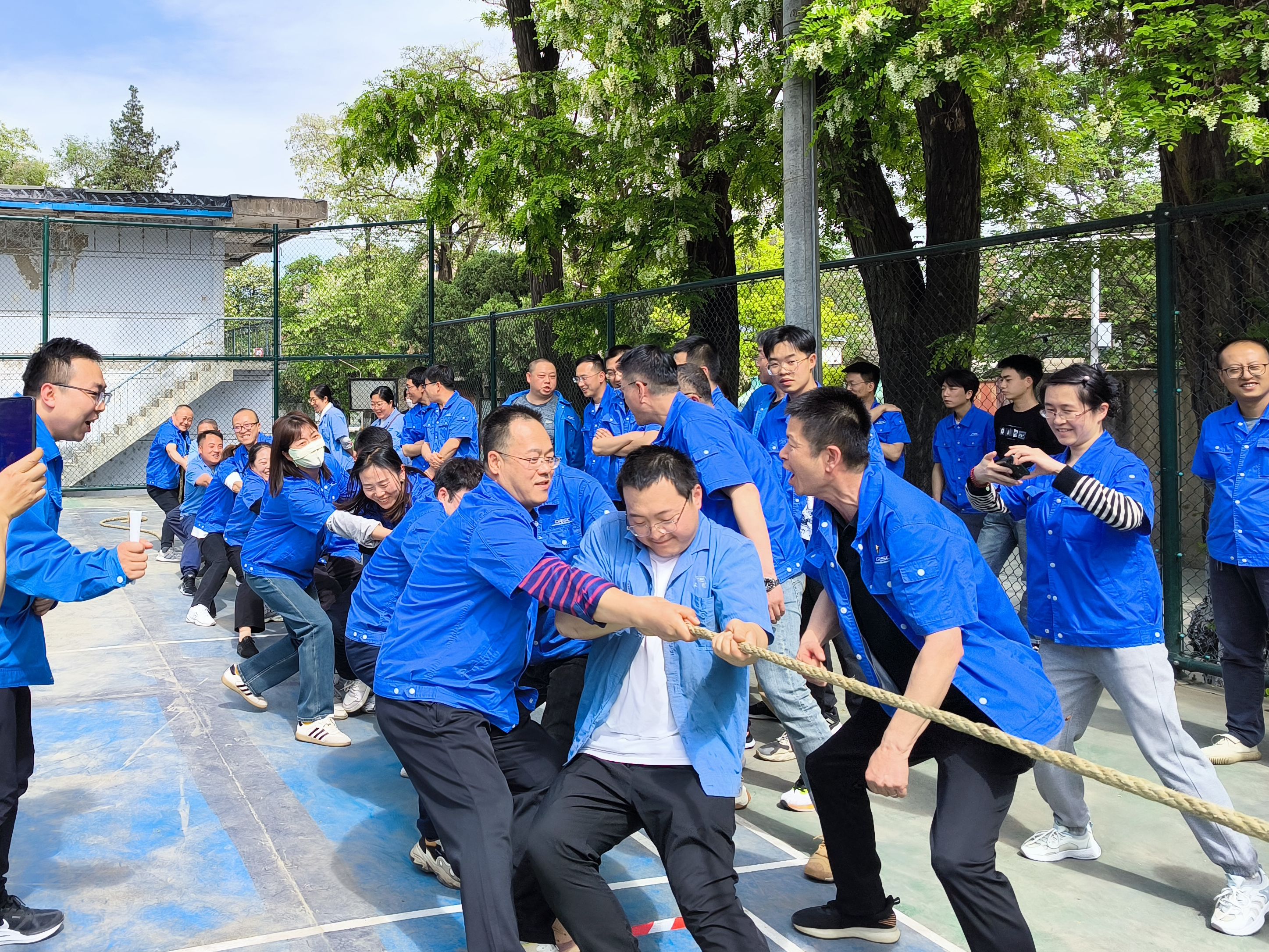 天缆公司举办庆五一职工拔河比赛