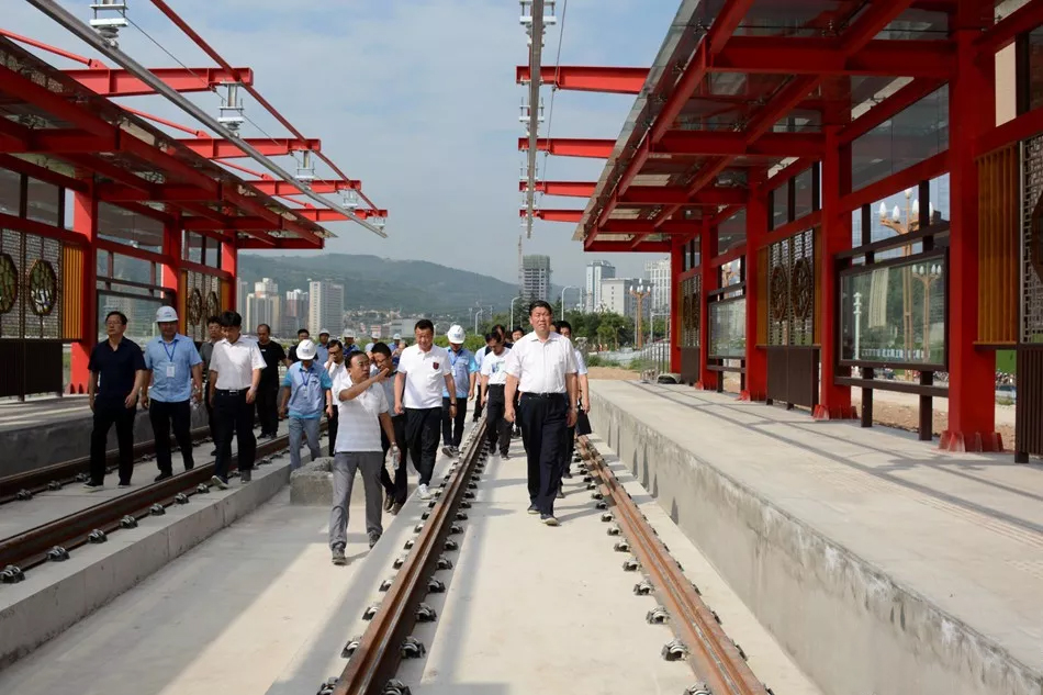 王军市长率队徒步踏勘现场，要求一期按时开通、二期加快推进前期工作