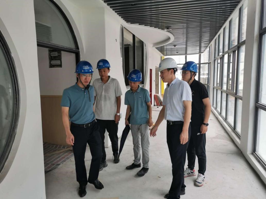 泰兴市高新区管委会领导到工地慰问送清凉