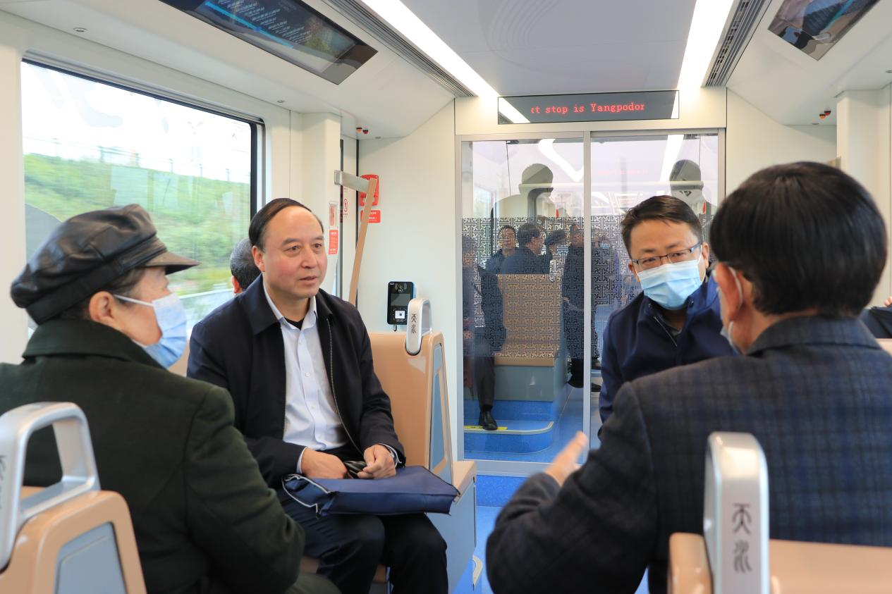 天水市人民代表大会常务委员会退休干部职工参观考察天水有轨电车示范线项目