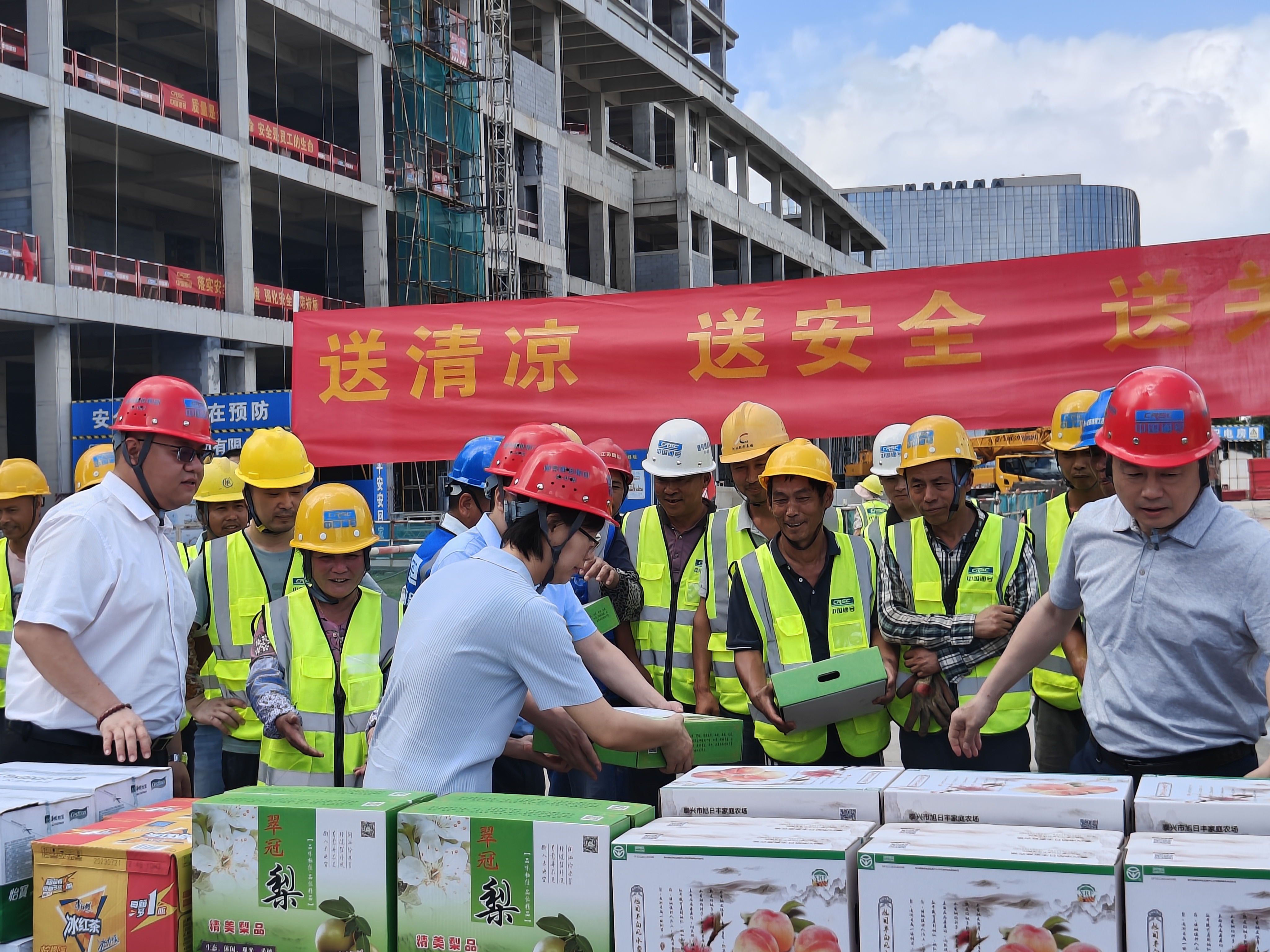 泰州市住建局慰问泰兴智慧城市项目财富中心子项