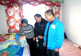 公司党委走访慰问老党员