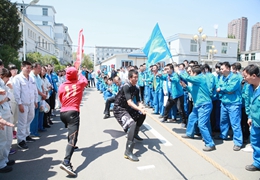 公司举行职工拔河比赛