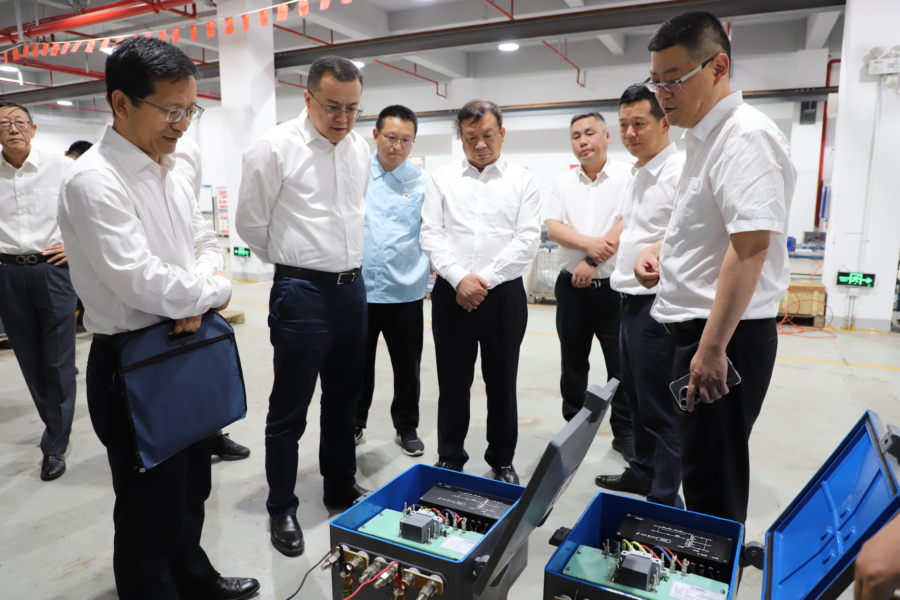 中国通号党委常委、副总裁万宝华一行深入通号万全公司开展调研