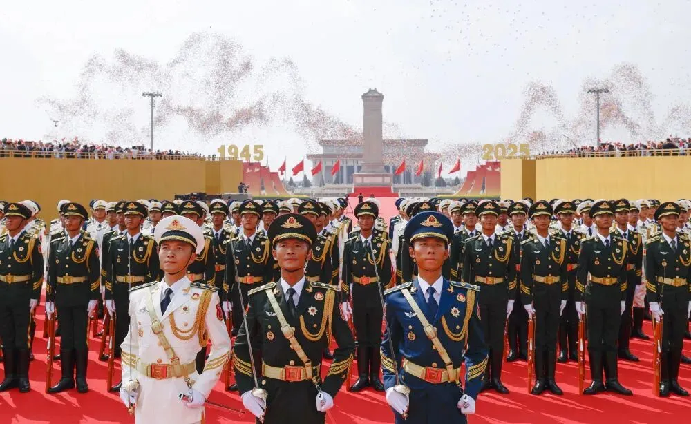 齐观阅兵典礼，致敬伟大胜利！