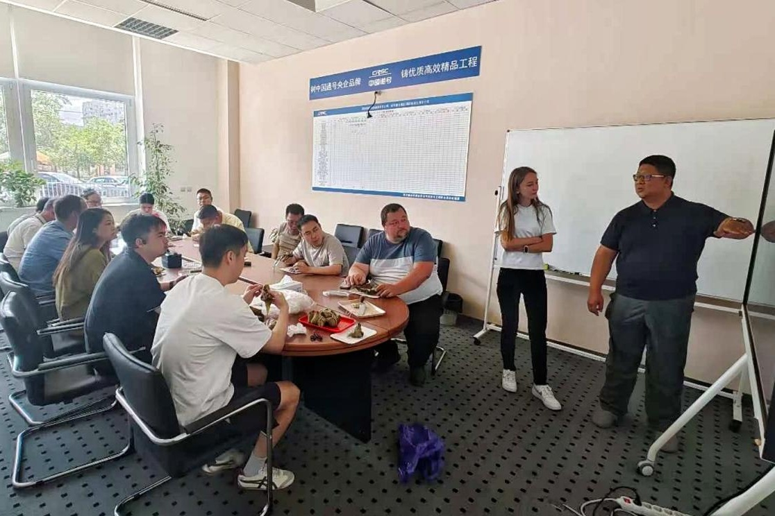世博线的端午 — 粽香与汗水交织  文化与情谊共融